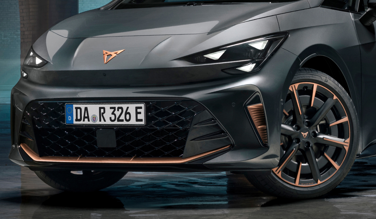 Nahaufnahme CUPRA Lenkrad mit Startknopf